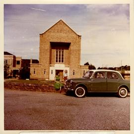 1960 HA 085c Chapel with EM Harris car