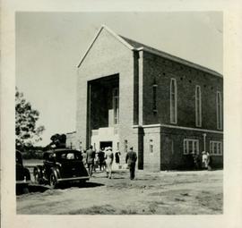 1954 HA 031b Chapel opening arrivals