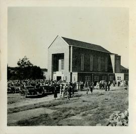 1954 HA 031c Chapel opening arrivals