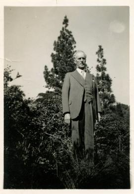 1939 Leake in his garden 001