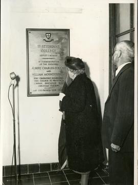 1953 HA 014b Mrs Mountstephens unveils plaque